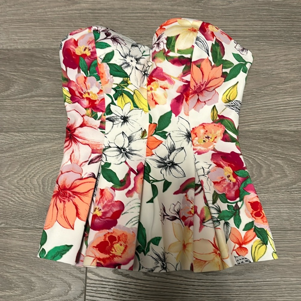 ✨ STUNNING GUESS FLORAL TOP 🌹